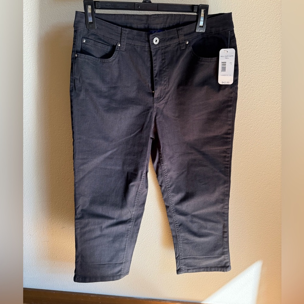 Roll cuff capri jeans in black